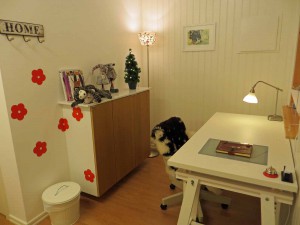 Vi börjar i receptionen, som nästan är klar.